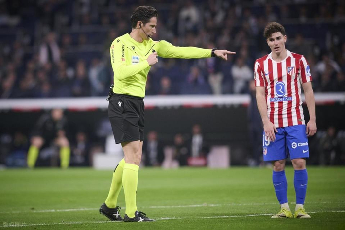 裁判判罚争议引热议，皇马德比险些改写结局