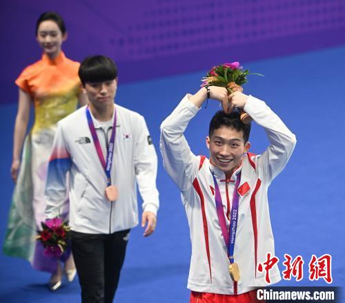 跳水名将王宗源亚运会3米跳板夺冠
