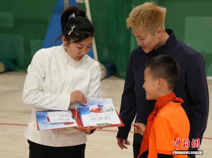 冠军走进校园讲述冰雪逐梦历程